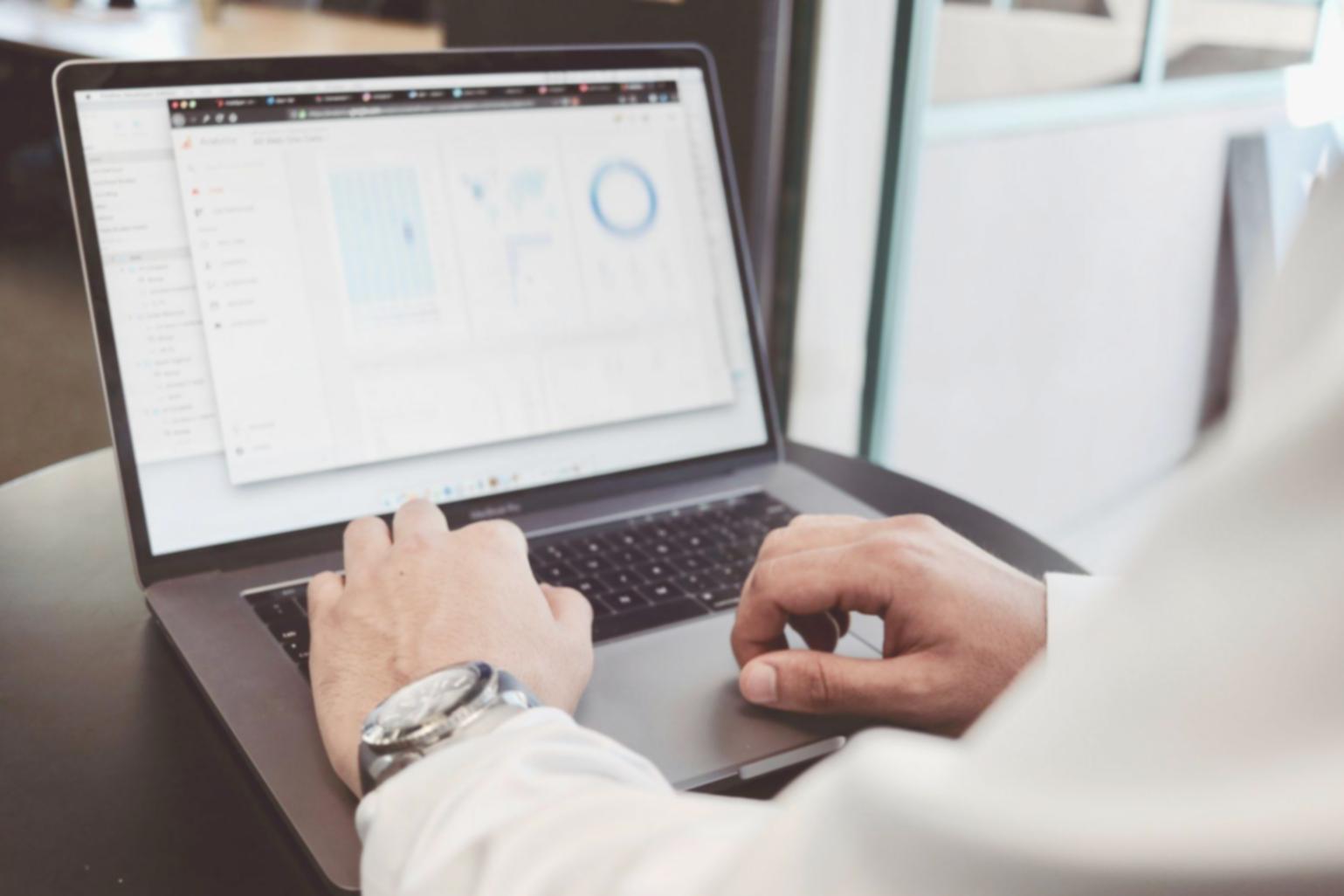 Profesionales analizando datos financieros y estrategias de inversión en oficina moderna