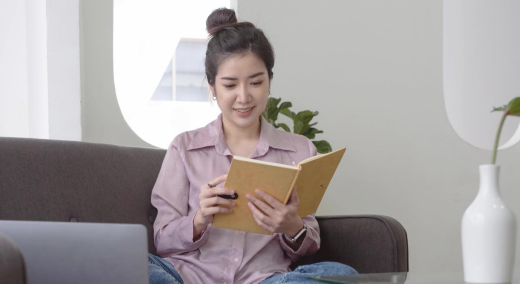 Estudiantes trabajando con análisis financiero en computadoras